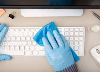 How To Maintain A Healthy Desk (Infographic)